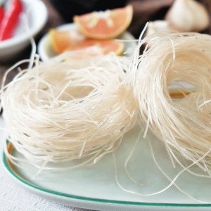 วุ้นเส้นข้าวคุณภาพสูง ปลอดภัย ถูกสุขอนามัย ยี่ห้อซิลค์เชนส์ ขนาด 500 กรัม เส้นก๋วยเตี๋ยวข้าวเกรดดี ผลิตในเวียดนาม อายุการเก็บรักษา 24 เดือน - Product Image 1