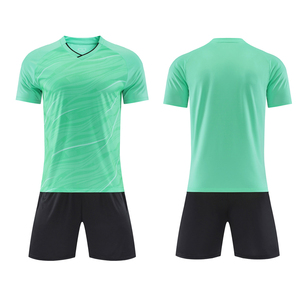เสื้อยืดสำหรับวิ่งเสื้อฟุตบอลผ้าโพลีเอสเตอร์100% สีดำและสีแดง - Product Image 2