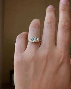 Bague de mariage pour femme en or jaune avec diamant de laboratoire taille coussin 2,00 CTW, bague de fiançailles trois pierres, vente en gros directe usine de bijoux - Product Image 4