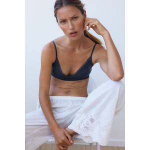 Conjunto de Sujetador Triangular Sin Costuras con Relleno, Transpirable, de Encaje, Diseño Sólido, Cierre de Gancho, Sin Varillas - Product Image 1