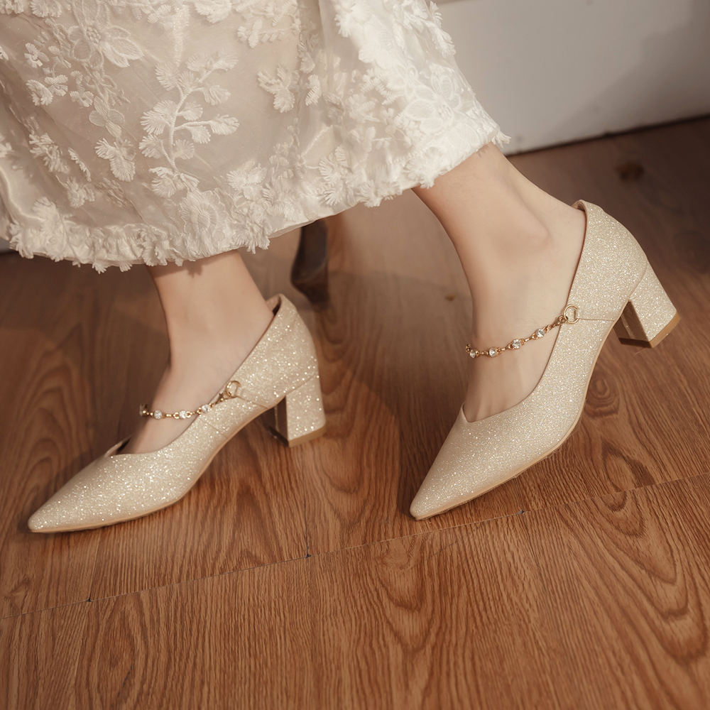 Adéntrate en el estilo con la elegante zapatos con tacón