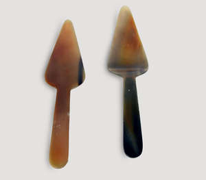Juego de Espátulas Triangulares de Cuerno Natural Hechas a Mano de Lujo con Elegantes Mangos Integrados para Pastel, Pizza y Aperitivos - Product Image 1