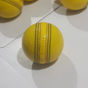 Balles de cricket d'entraînement d'intérieur de haute qualité 110-115g 22,5cm en cuir de vache jaune fabriquées au Pakistan, emballées - Product Image 2