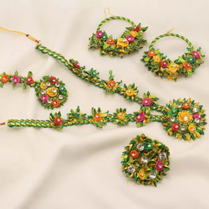 Bijoux floraux fonction Mehndi de mariée avec ensemble de roses jaunes faites à la main comprenant une bague de collier de boucles d'oreilles Tikka - Product Image 1