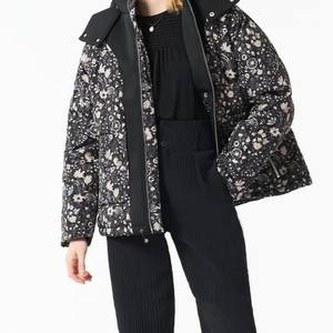 เสื้อแจ็คเก็ตพัฟเฟอร์ลายบาติกพิมพ์ลายดอกไม้สีดำและสีเบจสำหรับผู้ชายและผู้หญิง พร้อมโลโก้แบบกำหนดเอง และฮู้ดนีโอพรีนแบบถอดได้ - Product Image 3