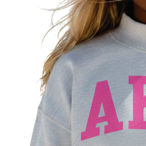 Sudadera Ligera de Cuello Alto Estilo Universitario AKA, Sudadera de Forro Polar Premium, Ropa Personalizada para Hermandades Griegas, Color Blanco Jaspeado y Rosa - Product Image 2