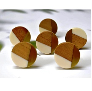 Trois Tons Or Designs Bois Résine Boutons De Porte Vintage Top vente Boutons En Marbre Avec Taille De Forme De Couleur Personnalisée Fabriqué En Inde Article - Product Image 1