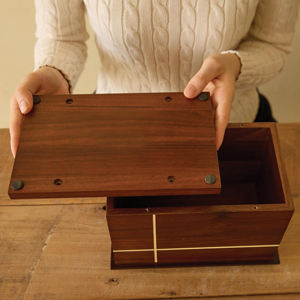 Urne funéraire en noyer artisanale pour cendres de crémation, urne en bois massif pour adultes jusqu'à 200 livres, approuvée par la TSA, urne commémorative décorative - Product Image 5