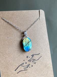 Collier artisanal vintage fait à la main en cristal de Labradorite enroulé de fil pendentif en pierres précieuses naturelles plaqué or et argent pour les fiançailles - Product Image 6