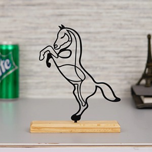 Sculpture de cheval en métal noir élégant sur socle en bois, objet d'art artisanal moderne, rehaussant les intérieurs avec un style intemporel - Product Image 5