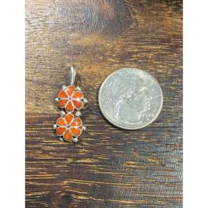 Pendentif et breloque Zuni faits à la main, corail et fleur incrustée d'argent sterling - Product Image 3