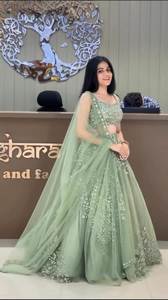 Lehenga Choli élégant en tissu doux et lisse, orné de broderies et de sequins, aux couleurs vives, style Bollywood, pour mariage et soirées. - Product Image 6