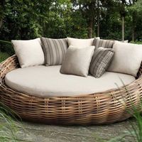Elegantes und gemütliches Rattan-Tages bett, perfekt für Außenbereiche, Hotels oder Resorts