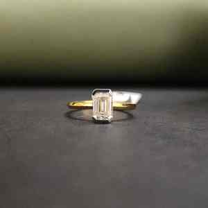 แหวนทองคำแท้ 18KT ประดับมอสซาไนต์ทรงเหลี่ยมสีเหลือง ดีไซน์พิเศษ พร้อมการฝังเพชรแบบ Pave ได้รับการรับรองจาก IGI เหมาะสำหรับเป็นแหวนหมั้น ใช้ได้ทั้งผู้หญิงและผู้ชาย - Product Image 2