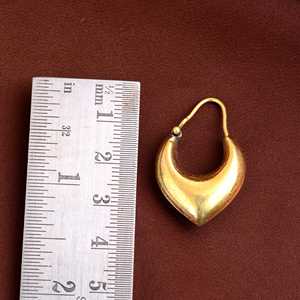 ต่างหูทองเหลืองสีเงินดีไซน์เนอร์ชุบทองลายดอกไม้ที่สวยงามเสื้อทำด้วยมือประดับเพชรและตกแต่งตามธรรมชาติที่ทันสมัย - Product Image 5