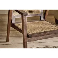 Fauteuil lounge en bois avec assise et dossier en rotin naturel tressé pour salon, chambre, hôtel, café et balcon