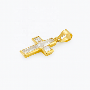 Colgante de Cruz de Joyería Religiosa Hecha a Mano en Oro Amarillo de 14K con Piedras de Circonia Cúbica con Corte Princesa Baguette al por Mayor - Product Image 2
