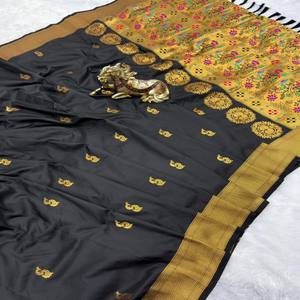 Sari de Seda Paithani VASTRA COTTAGE con Zari Dorado, Pallu Meenakari Tejido con Diseño de Pavo Real, Borde Tradicional y Blusa a Juego - Product Image 5