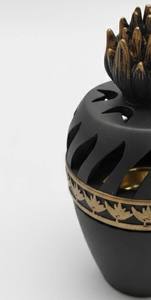 เตาเผาเครื่องหอมแบบหล่อขึ้นรูปสีดำทันสมัย พร้อมฝาปิดแบบมีช่องระบายอากาศ และลวดลายเลเซอร์ด้านข้าง สไตล์อิสลาม เหมาะสำหรับเป็นของขวัญในเดือนรอมฎอน และใช้ในบ้านสไตล์ตะวันออกกลาง - Product Image 3