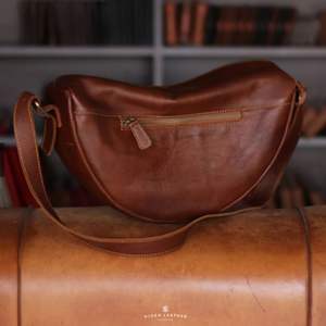 Djoen Sac à bandoulière en cuir de vachette de qualité export en cuir véritable fabriqué à la main au design minimaliste fermeture à glissière à la mode - Product Image 5