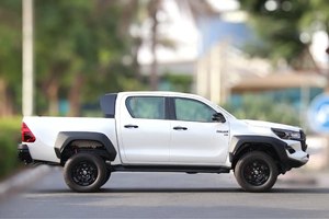 NUOVO 2025 Hilux GR-Sport Bianco, Motore a 4 Cilindri (299 CV), 4x4, 2 Assi, Alimentazione a Benzina, Trazione Integrale, Trasmissione Automatica, Guida a Sinistra - Product Image 5