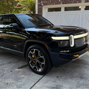 Camioneta Eléctrica Usada 2022 con Tracción en las Cuatro Ruedas, Motor Cuádruple, 835 hp, 623 kW de Potencia, Batería de Iones de Litio de 135 kWh - Product Image 1