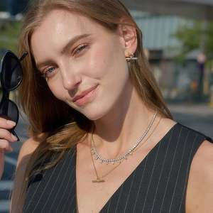 สร้อยคอ Jeulia Andy Style รุ่น Gold Fluted Pave T-Bar ประดับเพชรซิร์คอน สำหรับวันครบรอบ - Product Image 2