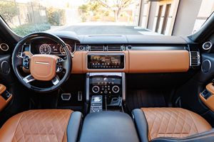 รถยนต์ Range Rover SVAutobiography Dynamic Edition ปี 2021 สภาพดีเยี่ยม เครื่องยนต์ V8 ซูเปอร์ชาร์จ SVO-Tuned กำลัง 557 แรงม้า ระบบขับเคลื่อนสี่ล้อ AWD สี B-espoke SVO Premium Pale - Product Image 4