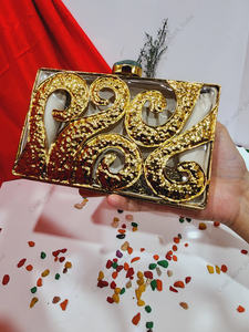 Pochette en métal doré artisanal avec un motif en spirale sculpté, sac à main de soirée de luxe pour les mariages et les soirées - Product Image 3