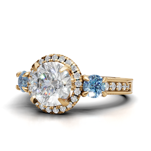 Anillo de compromiso personalizado de oro amarillo/blanco de 18 quilates con diamante cultivado en laboratorio, corte halo de tres piedras, chapado en rodio y diamante de tallo dividido - Product Image 4