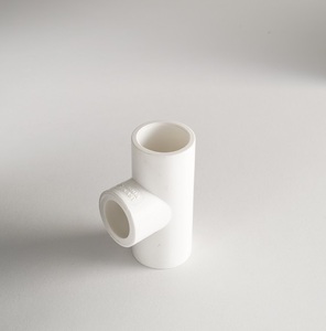 Conector en T de uPVC de alta resistencia para una distribución eficiente del flujo de agua en proyectos de fontanería doméstica y riego a gran escala - Product Image 2