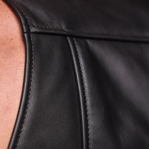 เสื้อกั๊กหนังสีดำคลาสสิก Berlin Bar Vest 2.5 ดีไซน์เรียบหรู ให้ลุคโดดเด่นและสวมใส่สบาย - Product Image 4