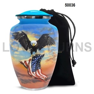 Urna Funeraria Patriótica para Hombre Adulto con Diseño de Águila y Bandera Estadounidense - Product Image 1