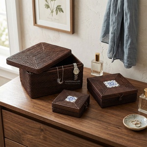 Juego de 2 Cajas de Almacenamiento de Mimbre y Ratán con Detalles de Cerámica, Caja Decorativa de Mimbre con Tapa, Venta al por Mayor, Vietnam - Product Image 4