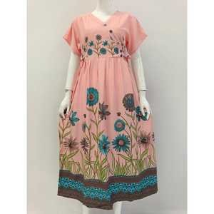 Chibi Floral Robe décontractée au genou Nouveau style quotidien avec col en V et boutons avant pour les activités d'intérieur ou la détente estivale - Product Image 1