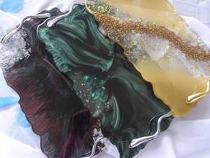 Plateau de service en résine fait main Design artistique époustouflant pour divertir Artisanat en résine artisanal fonctionnel et élégant - Product Image 3