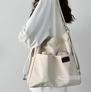 Sac à bandoulière avec poche à rabat avant et sangle réglable, design minimaliste élégant pour un usage quotidien, matériau léger et durable - Product Image 3