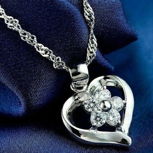 จี้เพชรรูปหัวใจเพชรโมอิสทรงกลมสีขาว VVS 925ตัดได้อย่างดีเยี่ยมจี้เงินสเตอร์ลิงสำหรับเป็นของขวัญสำหรับผู้ชายและผู้หญิงสำหรับเธอ - Product Image 1