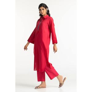 Conjunto de Camisa y Pantalón para Mujer, Color Rojo Dobby, con Adornos - Product Image 3
