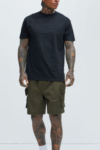 Pantalones cortos de carga verde oliva para hombre con múltiples bolsillos utilitarios Construcción de tela resistente y ajuste relajado para estilo informal urbano - Product Image 2