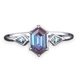 Anillo de Alejandrita con Forma de Cometa Hexagonal Larga para Mujer, Plata 925, Engaste Clásico con Puntas, Joyería Elegante con Piedras Preciosas - Product Image 1