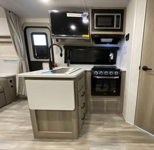 Achetez la caravane de camping semi-tout-terrain pop-up Manley Best New, la plus vendue, avec douche et toilettes, au meilleur prix. - Product Image 3