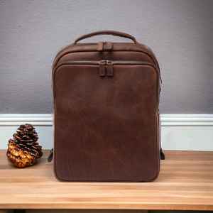 Mochila de viaje hecha a mano de cuero de grano completo con correas ajustables y tacto suave - Product Image 1