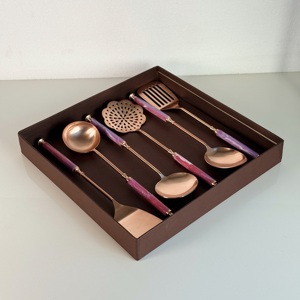 Ensemble d'ustensiles de cuisine de nouvelle conception, 6 pièces en acier inoxydable avec manche en résine et finition cuivre pour la cuisine à domicile et les restaurants - Product Image 5