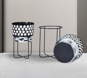 Venta al por mayor maceta de metal de diseño martillado negro con soporte hogar jardín Oficina Hotel decoración de la India - Product Image 3