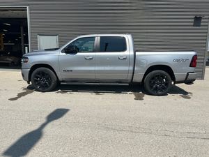 รถกระบะ 2025 RA_M 1500 Sport Crew Cab ขับเคลื่อน 4 ล้อ เกียร์อัตโนมัติ เบาะหนัง ล้อแม็ก R20 สีเข้ม ระบบเบรก ABS ระบบควบคุมความเร็วอัตโนมัติ กล้องมองหลัง - Product Image 6