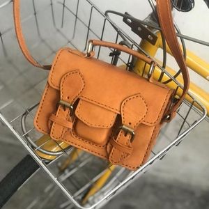 Hot Promo The Camden Classic Structured Caramel Leather Crossbody Satchel con diseño de doble hebilla hecho a mano de Indonesia - Product Image 5