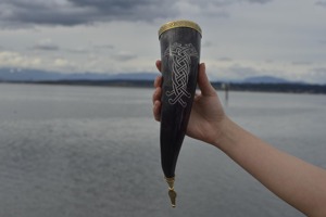 Corne à boire gravée à la main avec bord en laiton ou pointe en spirale Option de coupe Support personnalisé disponible. - Product Image 4