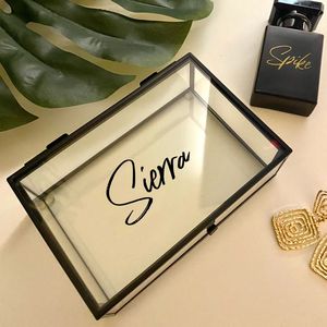 Boîte à bijoux élégante en laiton de style antique avec des gravures florales ornées et une construction robuste et parfaite pour les bijoux d'héritage - Product Image 3