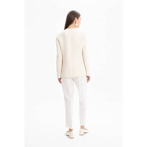 Chaqueta Beige con Cuello Mandarín y Detalle de Borlas para Otoño - Product Image 4
